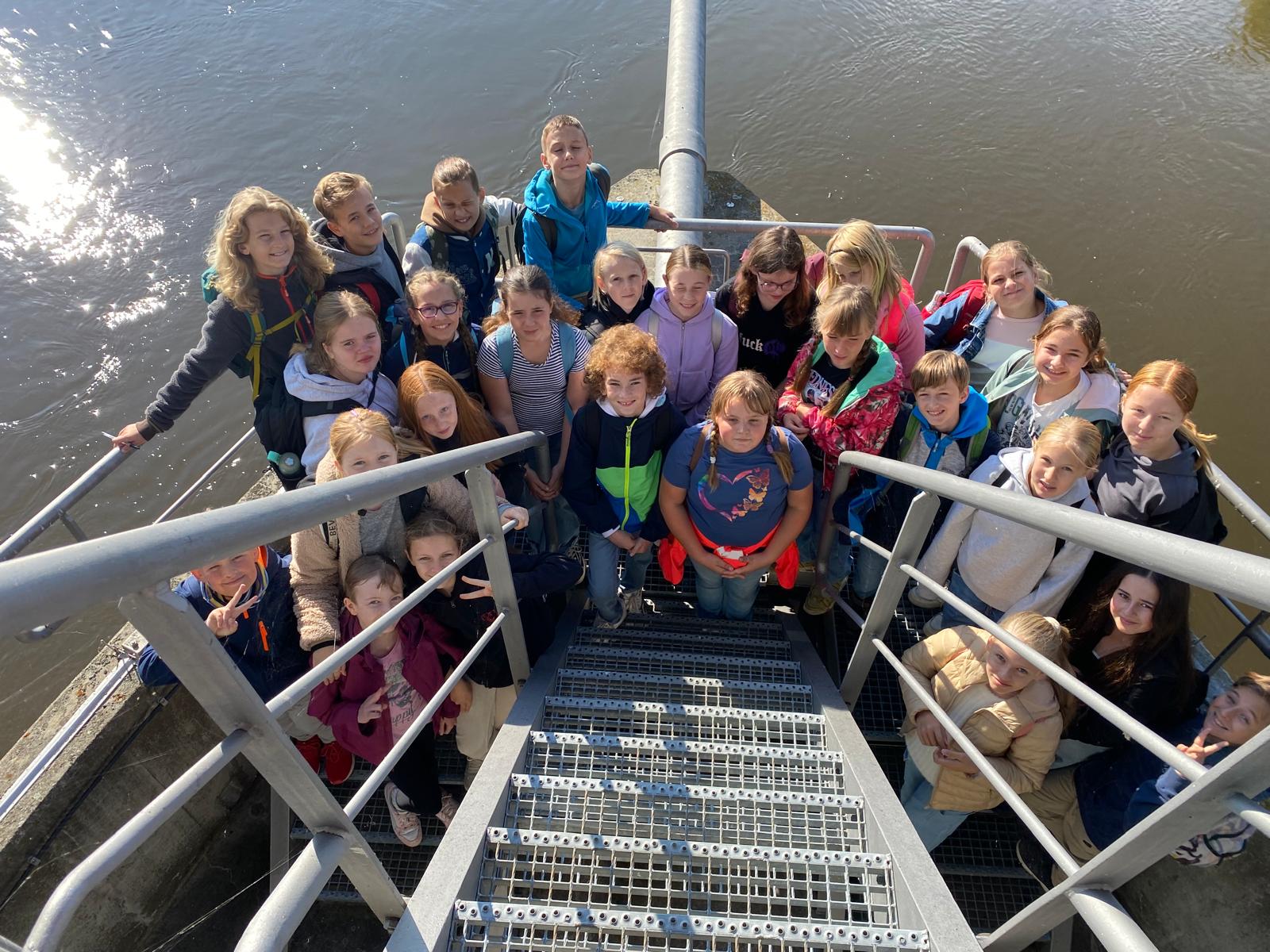 Gruppenfoto einer Klasse auf der Trogbrücke über der Elbe. 